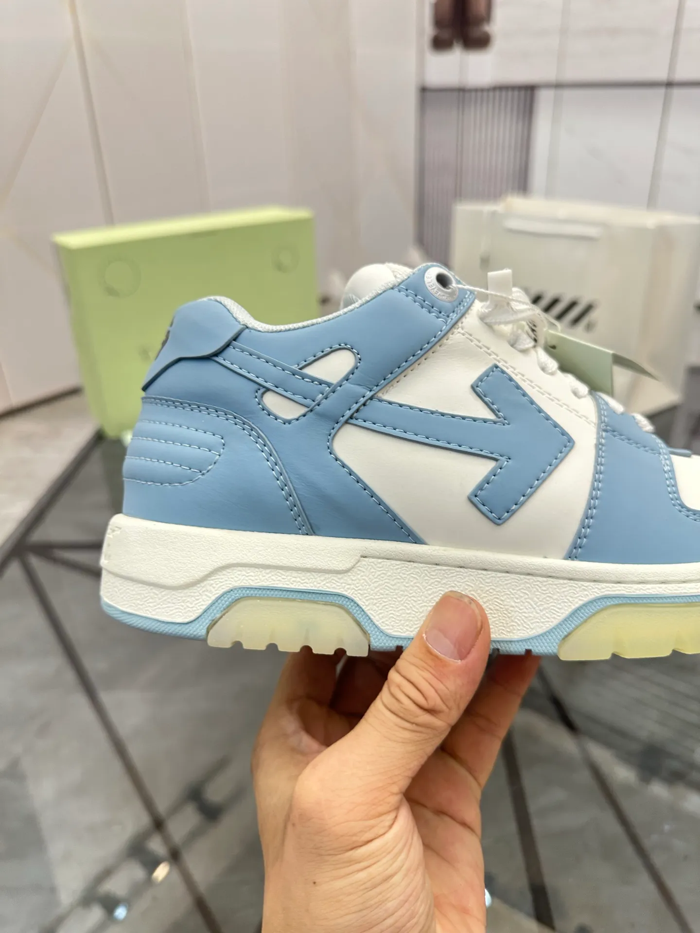 Selling men's shoes 💰: 💰P560¥ High-end top quality (leather buckle plus 10) Product trademark: OFF WHITE * "OFF WHITE*" low-top casual shoes Regular size: 35-45 (can be customized to 46) Couple style Product material: imported first-layer cowhide leather upper, breathable lining, original outsole. No.: H203